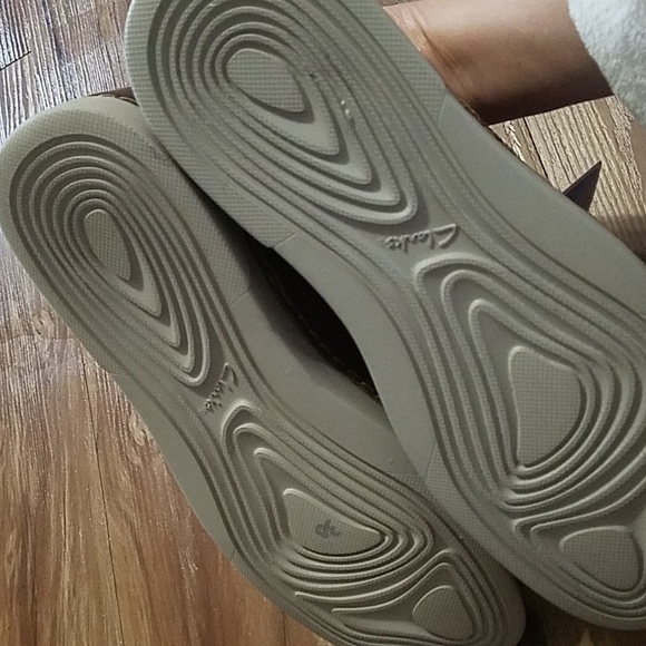 Clarks Brown Oxfords with Leather Upper and Minimalist Design - Picture 4 of 8